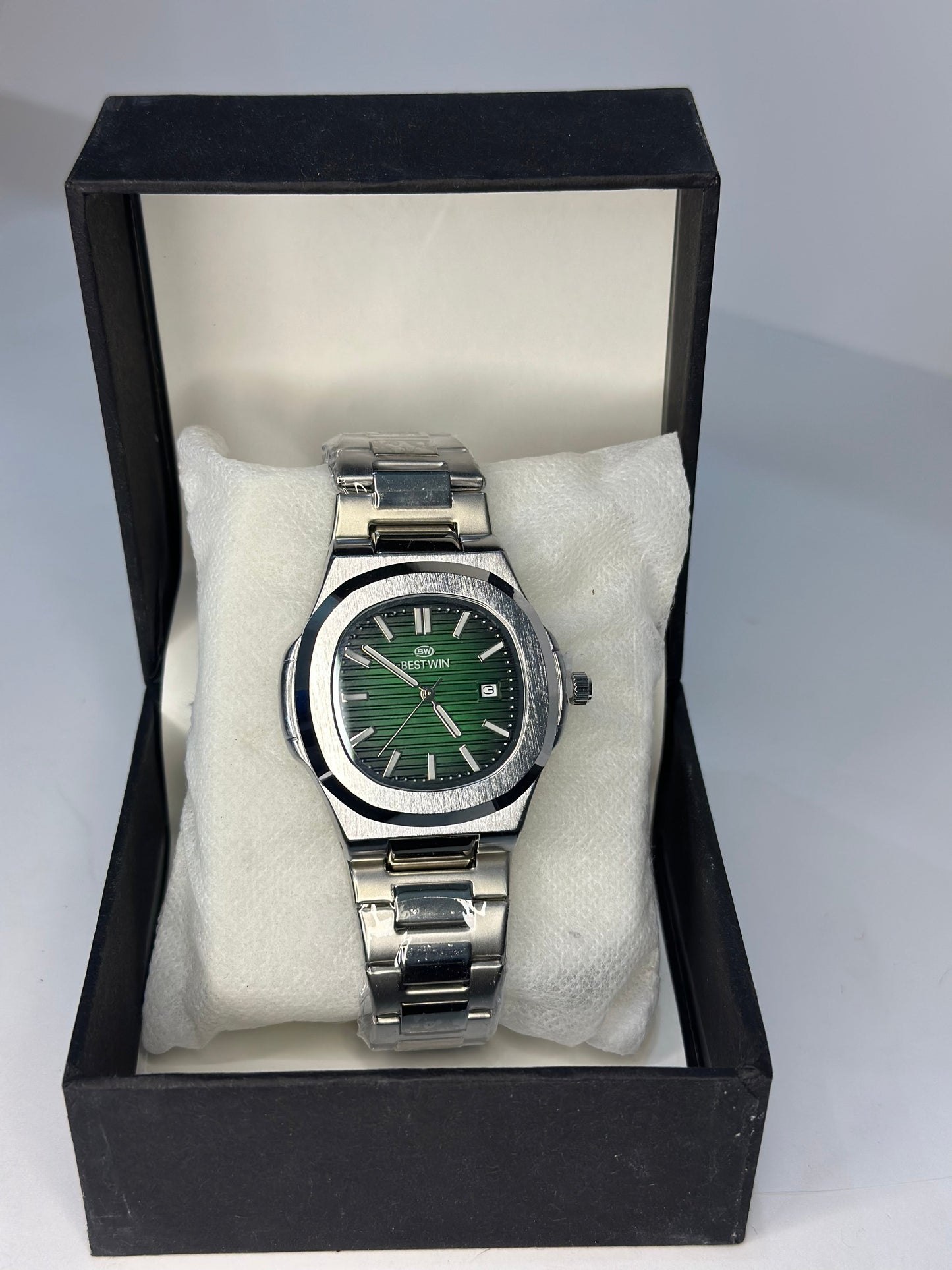 BESTWIN Modern Stainless Steel Watch – Kelly Green Dial
